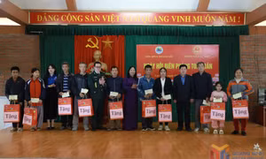Tặng 20 suất quà cho gia đình chính sách và trẻ em có hoàn cảnh khó khăn