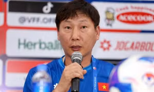 HLV Kim Sang-sik: Campuchia có tiền đạo nhập tịch nguy hiểm