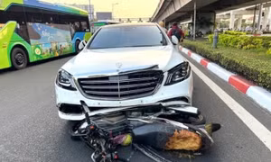 TP.HCM: Nữ tài xế lái Mercedes tông cả chục xe máy ở ngã tư Thủ Đức