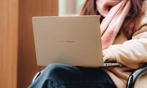 Linh hoạt hơn với laptop AI chuẩn Copilot+ PC nhẹ hàng đầu