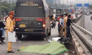 Va chạm với ô tô trên cầu vượt Mai Dịch, nữ tài xế xe ôm công nghệ tử vong