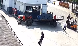 Nam bảo vệ bị cuộn hàng đè chết