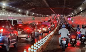 Hầm Thủ Thiêm ùn tắc kéo dài sau hai tai nạn ôtô