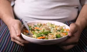 Tác hại của thói quen ăn vặt đêm khuya