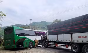 Tài xế ô tô tải mắc kẹt sau va chạm với xe khách, người dân phá cửa đưa đi cấp cứu