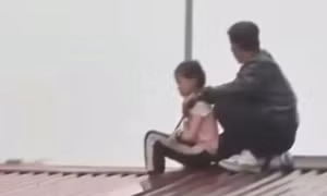 Giải cứu bé gái 9 tuổi bị gã đàn ông dùng dao khống chế, bắt làm con tin