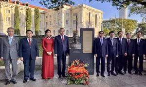 Tổng Bí thư Tô Lâm dâng hoa tưởng niệm Chủ tịch Hồ Chí Minh tại Bảo tàng Văn minh châu Á ở Singapore