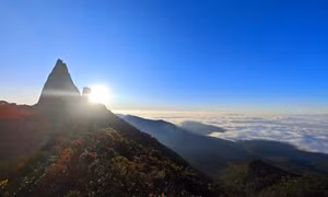 Xuyên đêm leo núi đón bình minh trên hòn Vọng Phu