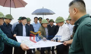 Đồng chí Bí thư Tỉnh ủy kiểm tra tiến độ một số dự án và công tác phòng chống buôn lậu trên tuyến biển tại TP Móng Cái