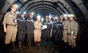 Công đoàn Công ty Than Hạ Long tặng quà đơn vị vượt khó trong sản xuất
