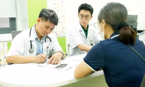 Kiến nghị khám bệnh vào cuối tuần được hưởng BHYT