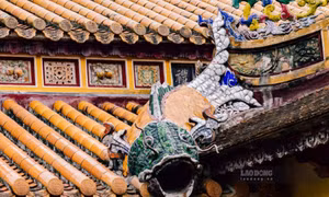Cận cảnh máng xối nước mưa hình thù kỳ lạ ở Huế