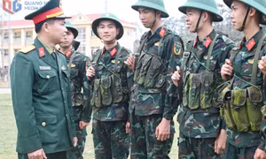 Chiến sĩ mới tích cực “Vượt nắng, thắng mưa”