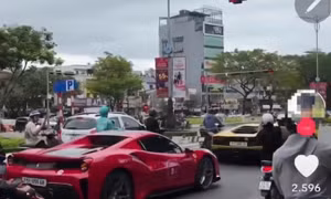 Dàn siêu xe ngang nhiên vượt đèn đỏ ở Đà Nẵng