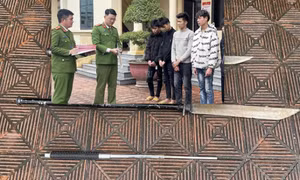 Công an triệu tập nhóm vác đao kiếm diễu phố, đánh người