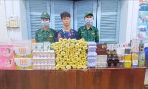 Bắt đối tượng vận chuyển mỹ phẩm, thuốc tân dược trái phép qua biên giới