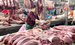 Giá thịt heo tăng nóng, sức mua giảm mạnh, tiểu thương rầu vì ế khách
