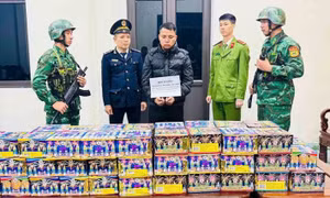 Bắt đối tượng vận chuyển 60 hộp pháo hoa nổ