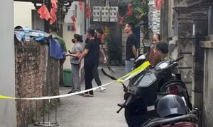 Công an phong tỏa hiện trường điều tra nghi án chồng dùng dao sát hại vợ ở Hà Nội