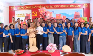 Tuyên truyền ATGT và tặng quà nhân dân xã đảo Vĩnh Thực