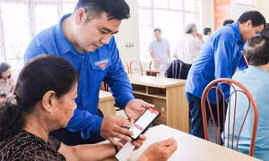 Đoàn Thanh niên đặc khu Vân Đồn hỗ trợ đảng viên cài đặt “Sổ tay đảng viên điện tử” và vào sinh hoạt chi bộ