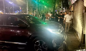 Tài xế có nồng độ cồn 'kịch khung', lái ô tô tông vào hiệu cầm đồ