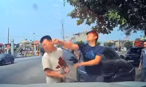 Tài xế hành hung, bóp cổ người khác đã bị tạm giữ hình sự