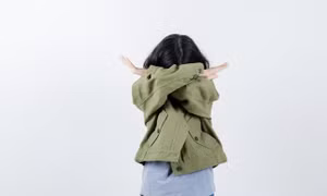 Trẻ dễ cáu kỉnh, bồn chồn: Nguyên nhân từ màn hình, thiếu ngủ và căng thẳng