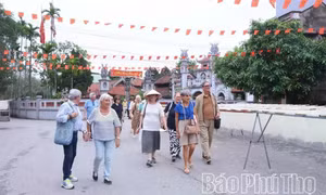 Làng cổ đón khách Tây