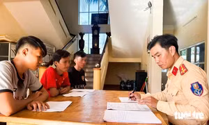 Nằm dài trên yên xe đua trong đêm ở Phú Quốc, hai thanh thiếu niên bị công an mời làm việc