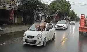 Mâu thuẫn với bố vợ, nam thanh niên nằm trên kính chắn gió ô tô đang chạy trên đường