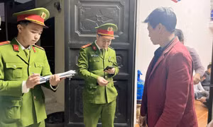  Công an Quảng Ninh: Tận tay hướng dẫn, tận tình hỗ trợ người dân
