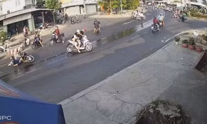Xe tải làm đổ mỡ kéo dài trên đường khiến nhiều người đi xe máy bị trượt ngã