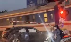 Tàu SE6 tông ô tô vượt đường ngang, tài xế thoát chết trong gang tấc