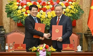 Bàn giao công tác giữa Tổng Bí thư, Chủ tịch nước Tô Lâm và nguyên Chủ tịch nước Lương Cường
