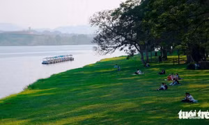 Huế xanh thắm đôi bờ sông Hương