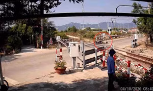 Người phụ nữ không làm chủ tốc độ, tông barie đường sắt khi tàu hỏa đang đến
