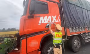 Xe tải vi phạm 3 lỗi trên cao tốc, tài xế và chủ xe đối diện mức phạt 126 triệu đồng