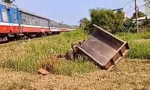 Băng qua đường ngang, xe công nông bị tàu lửa tông, 3 ông cháu thương vong