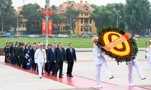 Lãnh đạo Đảng, Nhà nước vào Lăng viếng Chủ tịch Hồ Chí Minh nhân kỷ niệm 51 năm Ngày giải phóng miền Nam, thống nhất đất nước