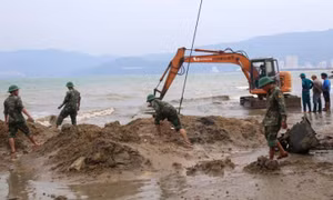 Trục vớt xác xe tăng trồi lên bãi biển Quy Nhơn, phát hiện nhiều súng đạn