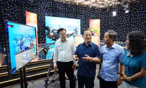 Tổng Giám đốc Đài Tiếng nói Việt Nam thăm và động viên các đội thi Liên hoan Phát thanh toàn quốc