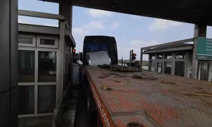 Ùn tắc trên đường Võ Chí Công do cuộn thép từ xe container rơi xuống đường
