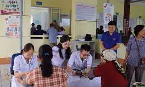 Bệnh viện Đa khoa tỉnh Quảng Ninh khám, phát thuốc miễn phí cho người dân xã Đầm Hà