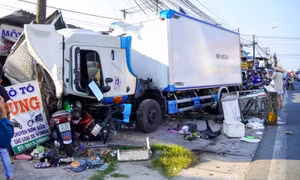 Xe tải mất lái tông liên hoàn nhiều xe máy trên quốc lộ 1, tài xế bất tỉnh