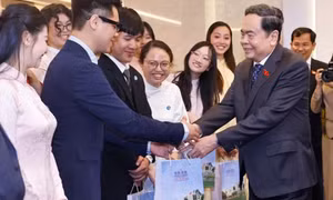 Chủ tịch Quốc hội Trần Thanh Mẫn gặp Hội sinh viên và các lưu học sinh tiêu biểu của Việt Nam tại Italia