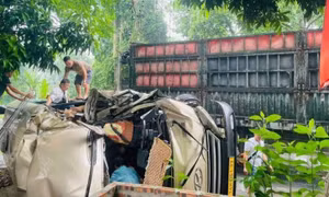 Xe khách lật nghiêng, biến dạng sau va chạm với xe đầu kéo ở Tuyên Quang