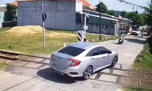 Đà Nẵng tước bằng lái nữ tài xế vượt đèn đỏ đường sắt