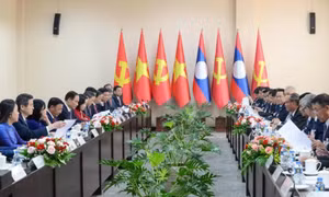 Thường trực Ban Bí thư Trần Cẩm Tú hội đàm với Thường trực Ban Bí thư Trung ương Đảng Nhân dân Cách mạng Lào