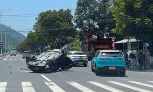 Xe ôtô biển xanh mất lái, lật ngửa trên đường phố Nha Trang